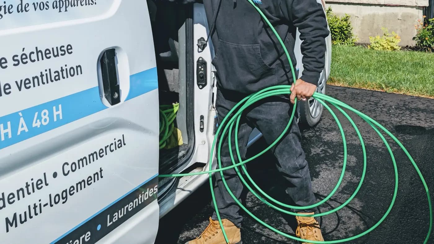 Boyau à air comprimé sorti du camion avant un nettoyage