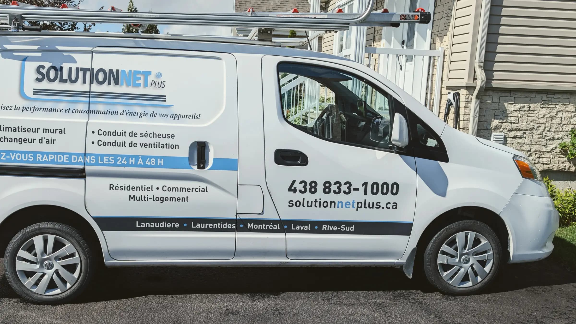 Camion de Solution Net Plus lettré « Résidentiel • Commercial • Multi-logement »