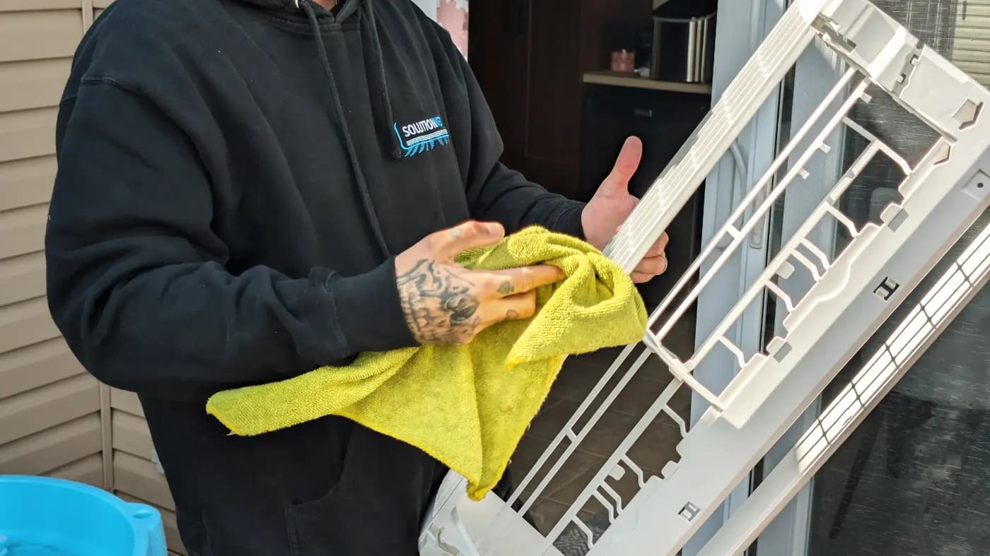 Panneau de thermopompe murale essuyé avant le remontage